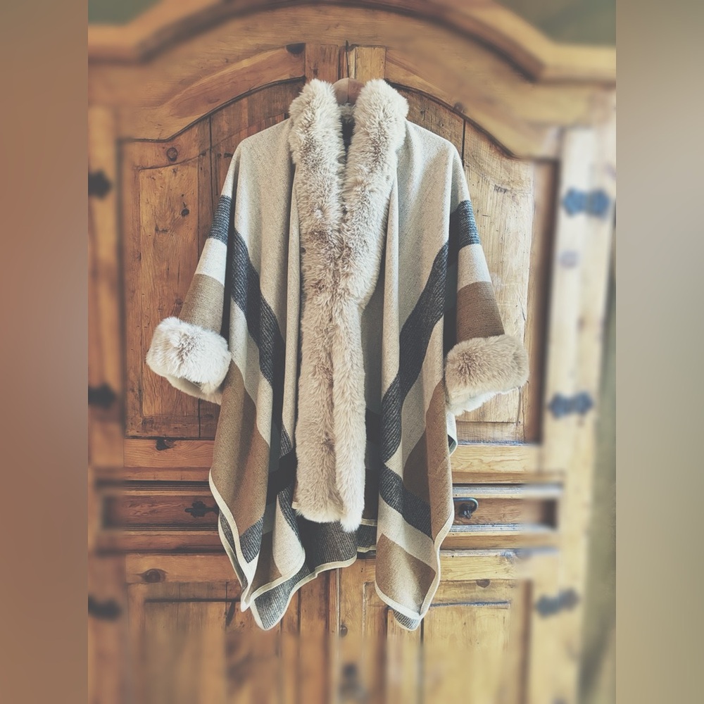 Luxe Faux Fur Trim Plaid Poncho Cape Neutral XL NWT Boutique - Picture 6 of 8